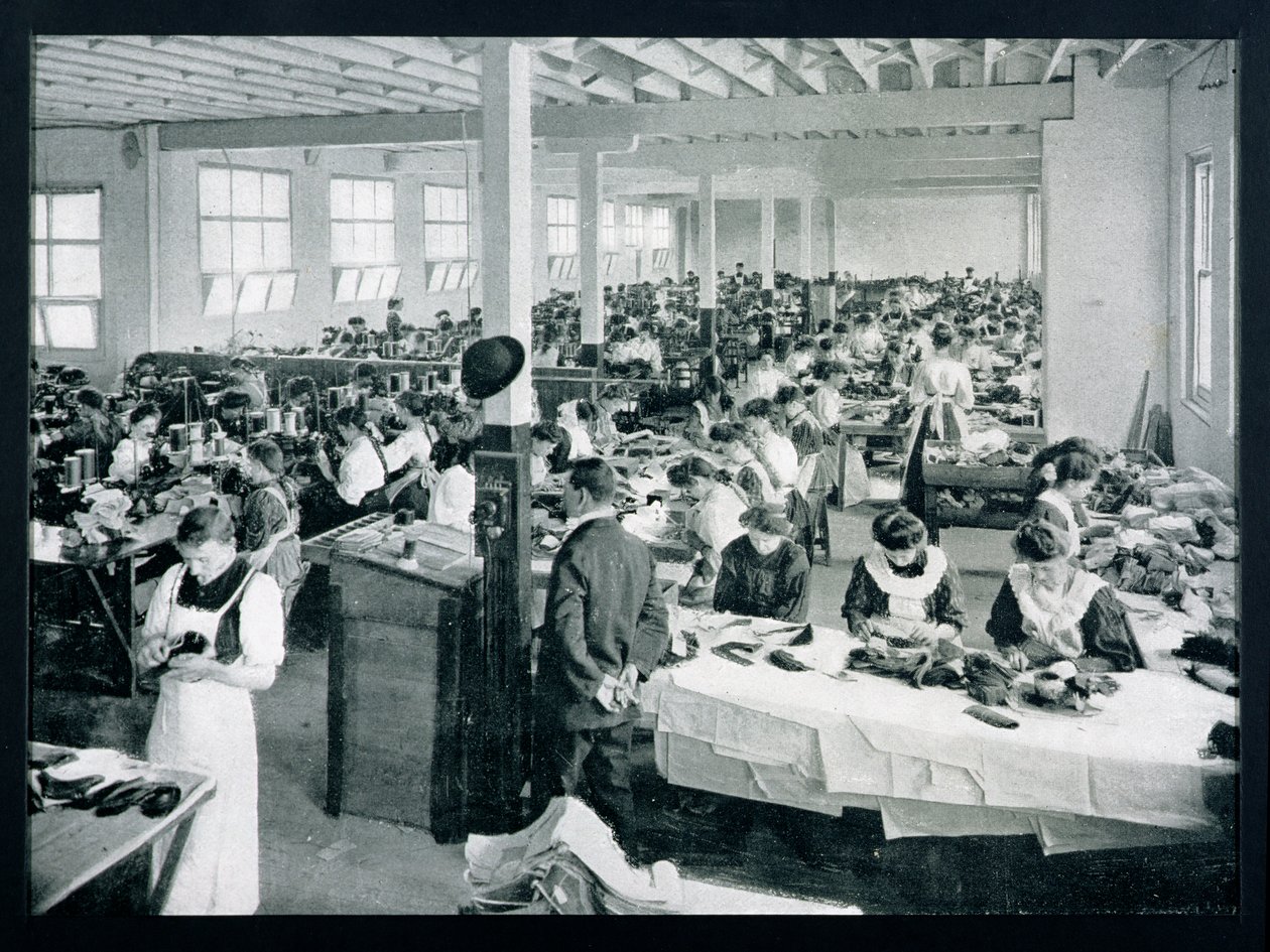 Interior de uma fábrica de fabricação de calçados, Victoria, c.1900, de &39;Under the Southern Cross - vislumbres da Austrália&39;, publicado em 1908 de Australian Photographer
