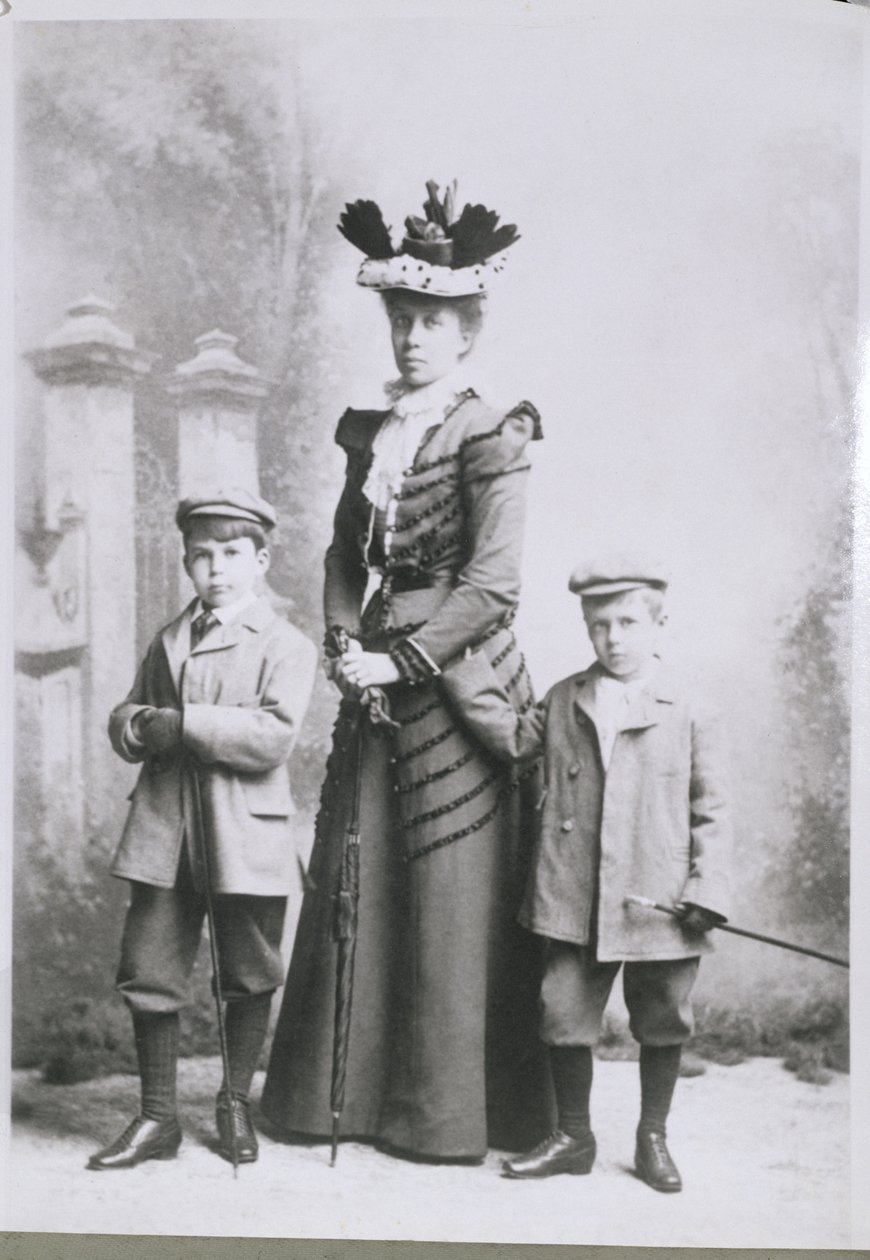 William Lawrence Bragg (1890-1971) com sua mãe e irmão em Adelaide, c.1895 de Australian Photographer