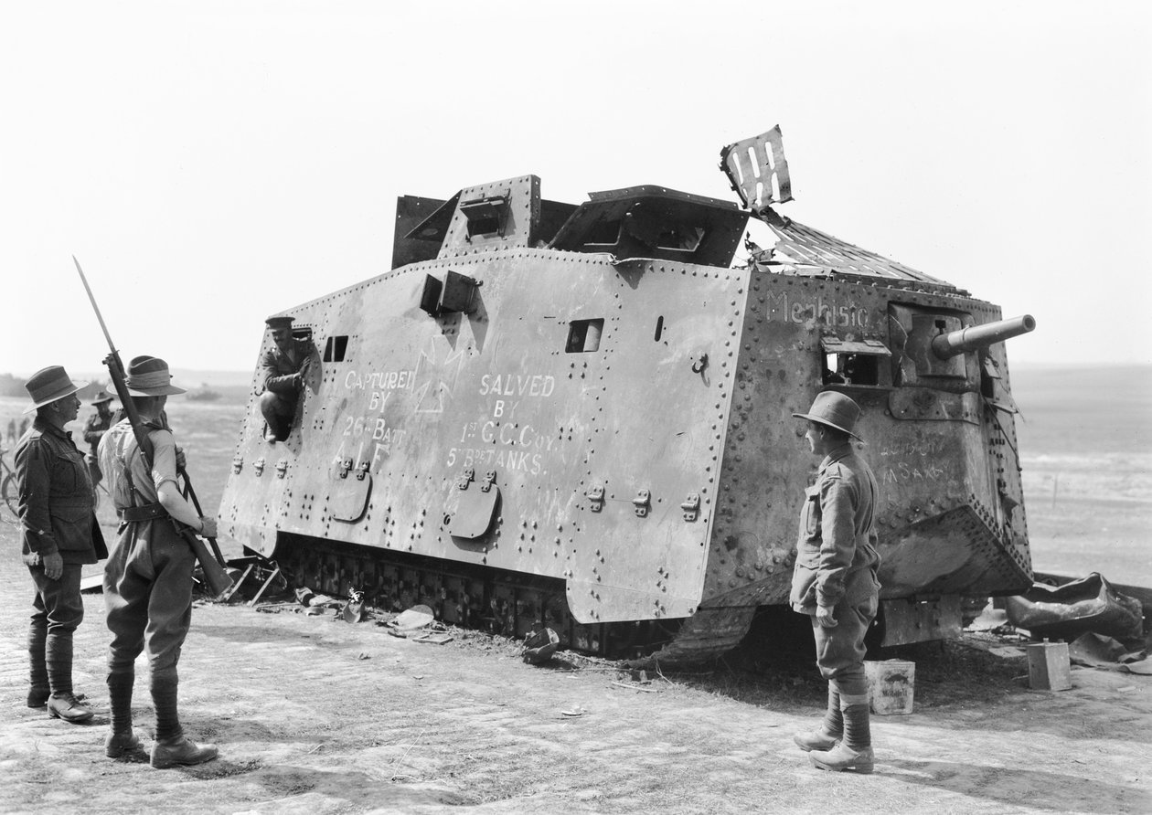 Um tanque alemão capturado pelo 26º Batalhão em Monument Wood perto de Villers-Bretonneux em 14 de julho de 1918 e posteriormente resgatado para o Australian War Museum pela 5ª Brigada Britânica de Tanques, 4 de agosto de Australian Photographer