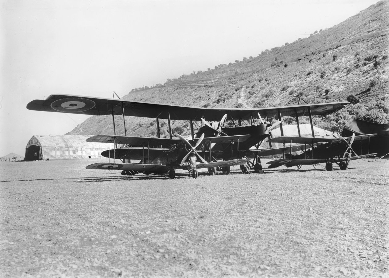 Uma aeronave Handley-Page 0400 com algumas máquinas da Bristol Fighter no aeródromo da Australian Flying Corps em Haifa. Capitão Ross Macpherson Smith freqüentemente pilotou esta aeronave, 1918 (foto bw de Australian Photographer