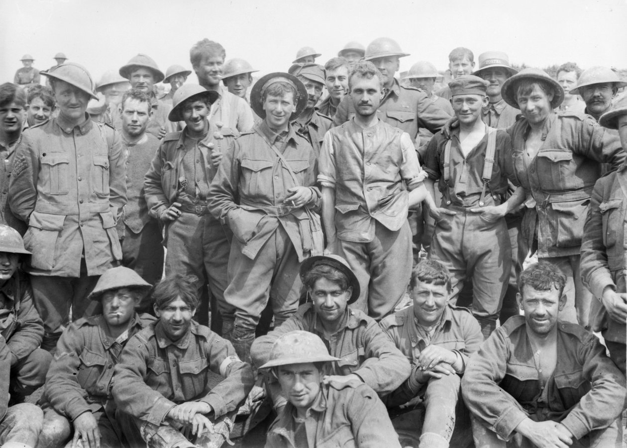 Um grupo do 46º Batalhão de Infantaria Australiano logo após sair da linha na frente de Monument Wood, onde eles haviam passado por um período de combates muito severos, mostrando a condição do de Australian Photographer