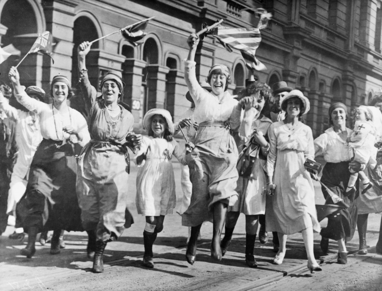 Um grupo de mulheres e crianças se alegrando em uma rua em Sydney na assinatura do Armistício, 11 de novembro de 1918 de Australian Photographer
