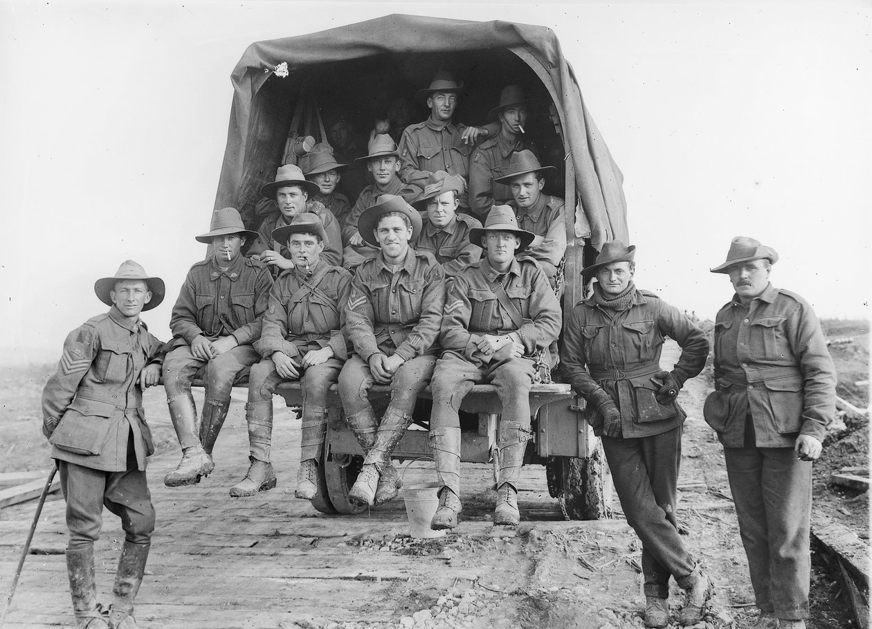 Uma carga de caminhões de reforços de artilharia australiana avançando ao longo da estrada para juntar as baterias da 5ª Artilharia Divisional Australiana, engajada na batalha pelas Defesas da Linha de Hindenburg, de Australian Photographer