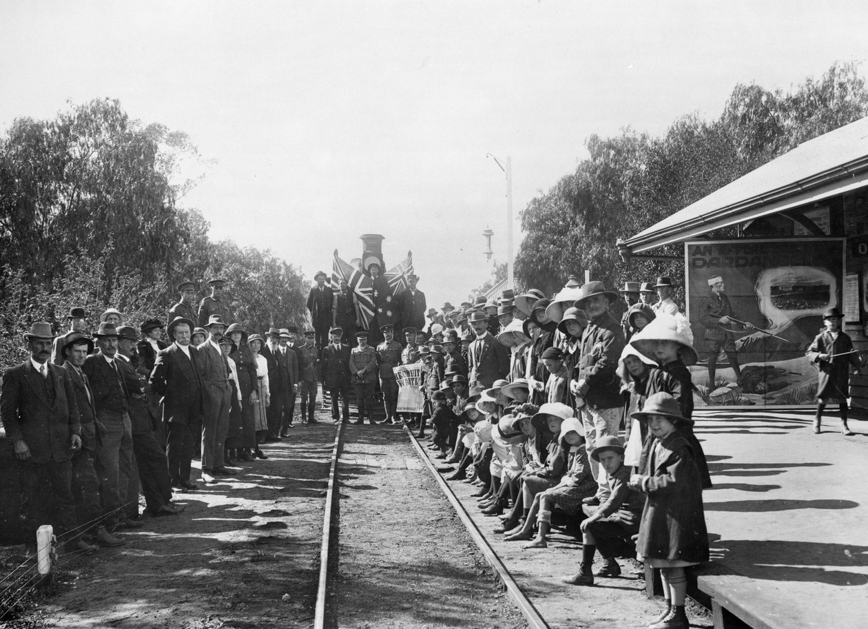 Um trem de recrutamento de turismo na estação ferroviária com alguns dos cidadãos da cidade (Comitê de recrutamento de Donor Queensland), Wallumbilla, Queensland, c.1916 de Australian Photographer
