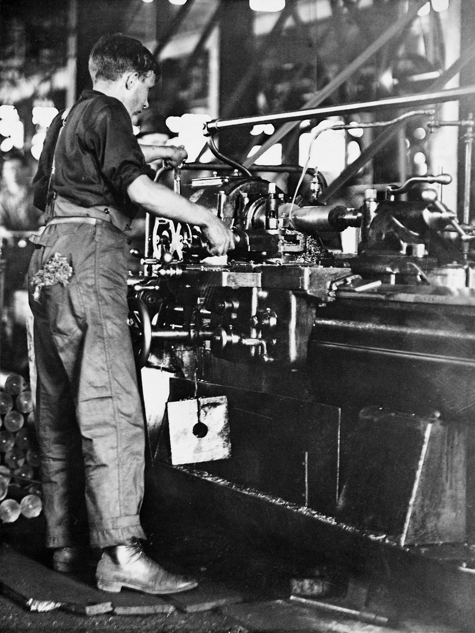 Um comerciante fazendo invólucros em um moinho de Walsh Island, Newcastle, Nova Gales do Sul, c.1916 de Australian Photographer