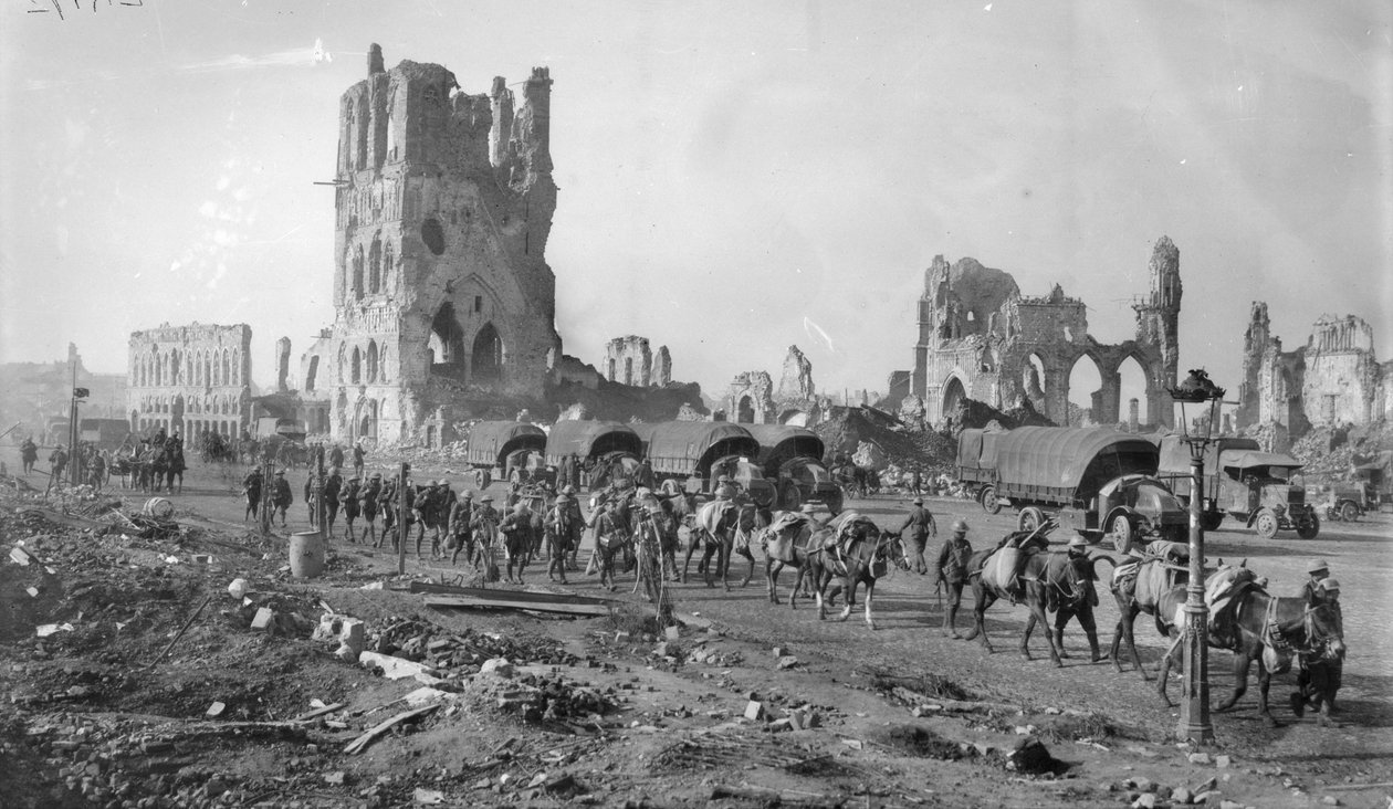 Uma seção não identificada da metralhadora australiana com os cavalos embalados que passam as ruínas do salão de pano. Observe vários caminhões de motor estacionados no fundo, 19 de outubro de 1917 de Australian Photographer