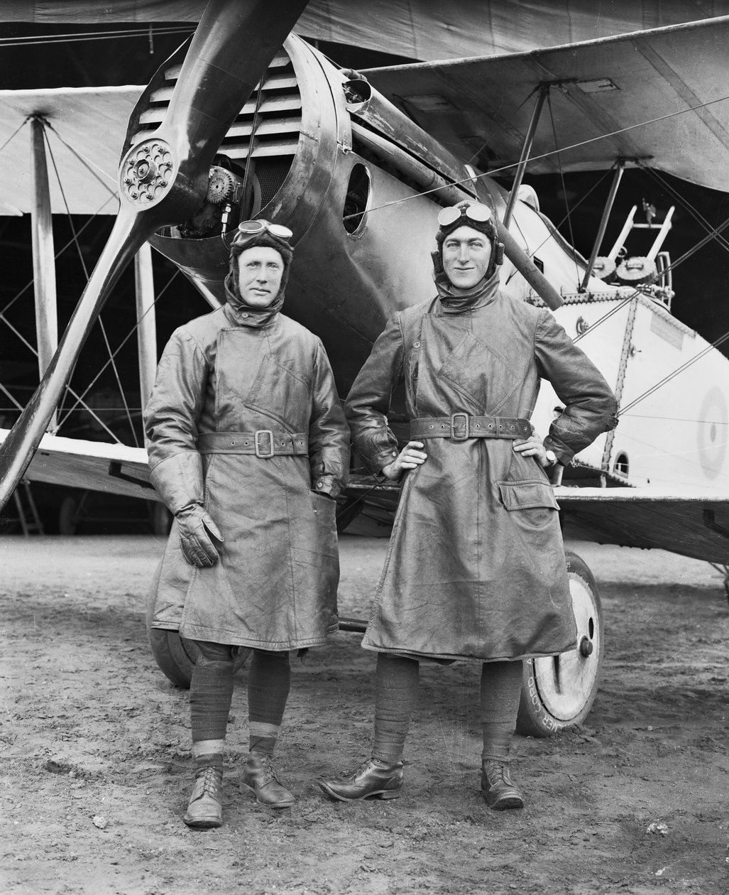 Capitão Syd Addison de Huon, Tasmânia e Tenente Hudson Fysh de St Leonards, Tasmânia, ambos do Esquadrão Nº 1 da Australian Flying Corps, em pé na frente de um lutador do Bristol F2B, 29 de dezembro de Australian Photographer