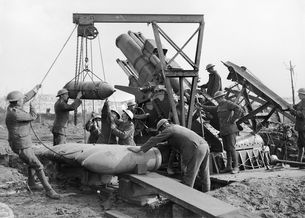 Tripulação de 2 Gun, Royal Marine Artillery carregando Granny, um Howitzer de 15 polegadas (arma de artilharia pesada), perto da Menin Road, no setor de Ypres, 5 de outubro de 1917 de Australian Photographer