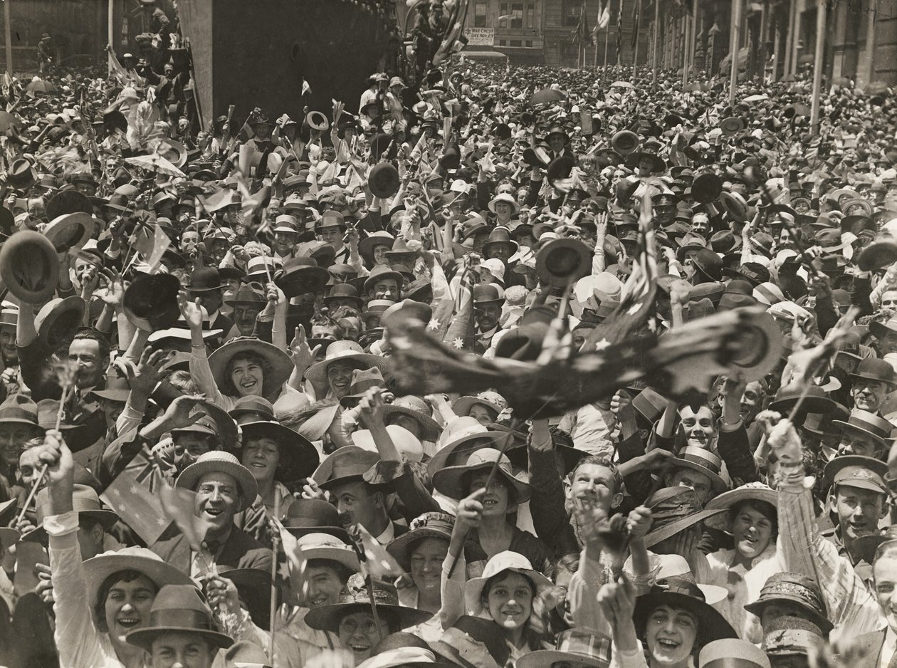 Multidão em Martin Place, Sydney, celebrando a notícia da assinatura do armistício, 11 de novembro de 1918 de Australian Photographer