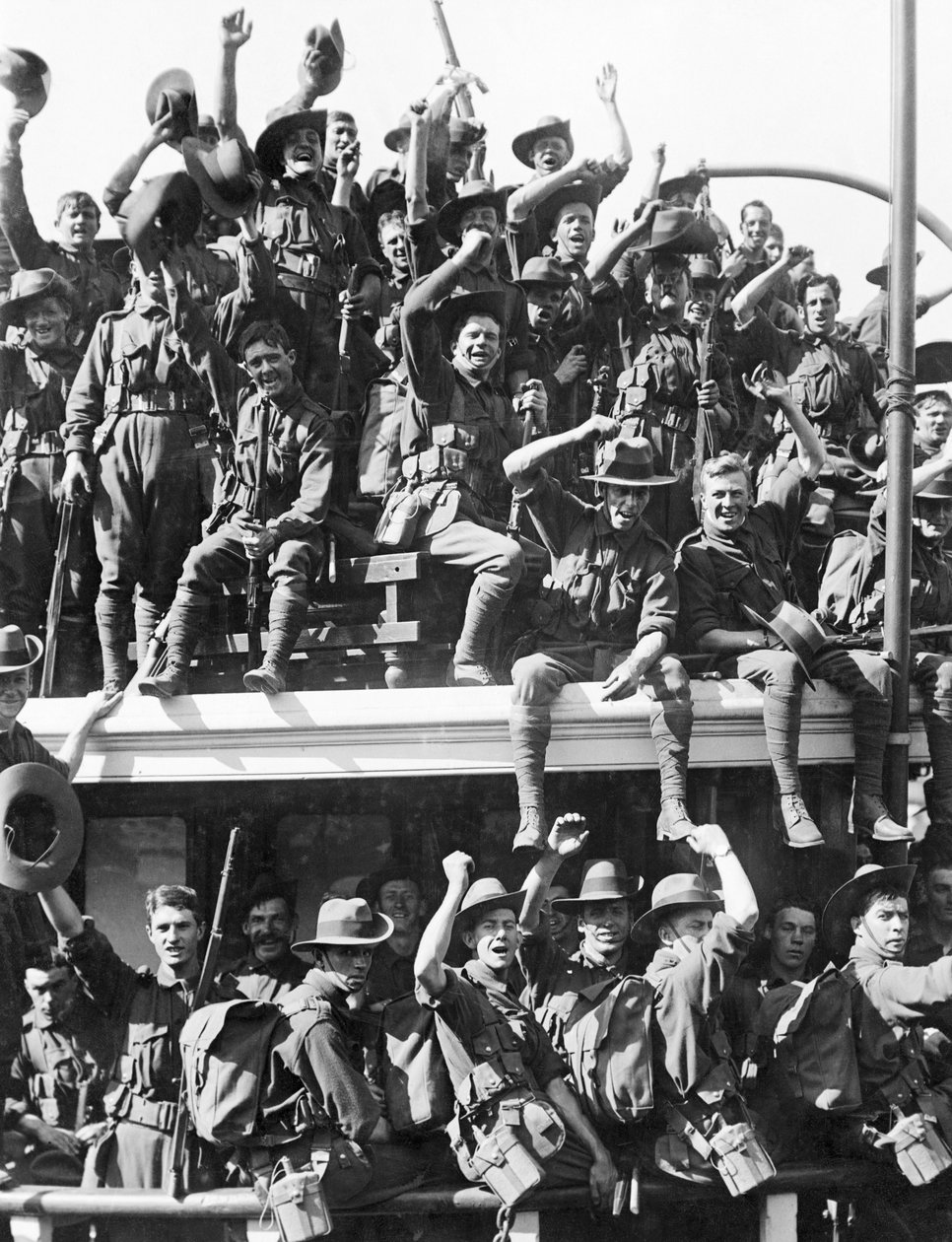 Embarque da Força Expedicionária Naval e Militar Australiana (AN & MEF) para a Nova Guiné, 19 de agosto de 1914 de Australian Photographer