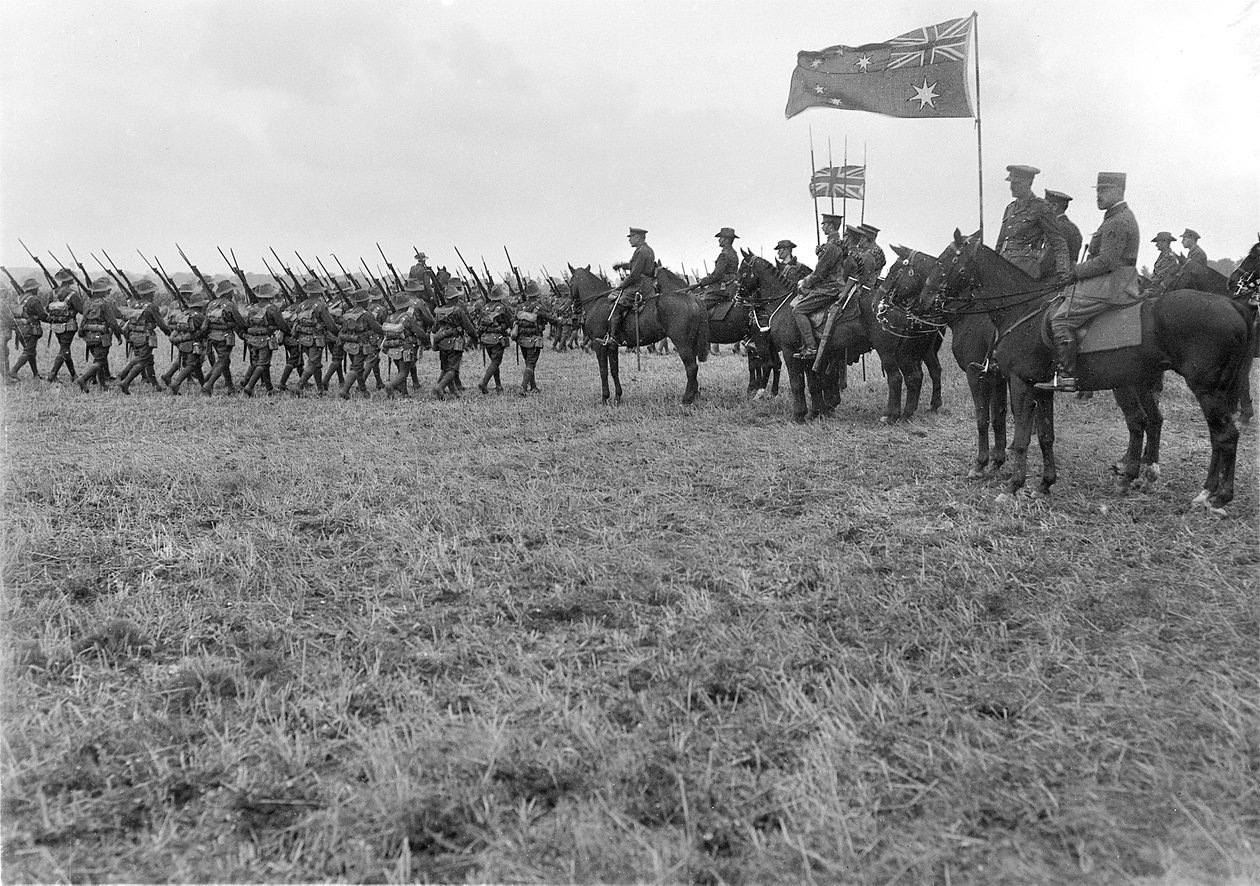 Marechal de Campo, Sir Douglas Haig, revendo a 5ª Divisão Australiana em Ebblinghem, 29 de agosto de 1917 de Australian Photographer