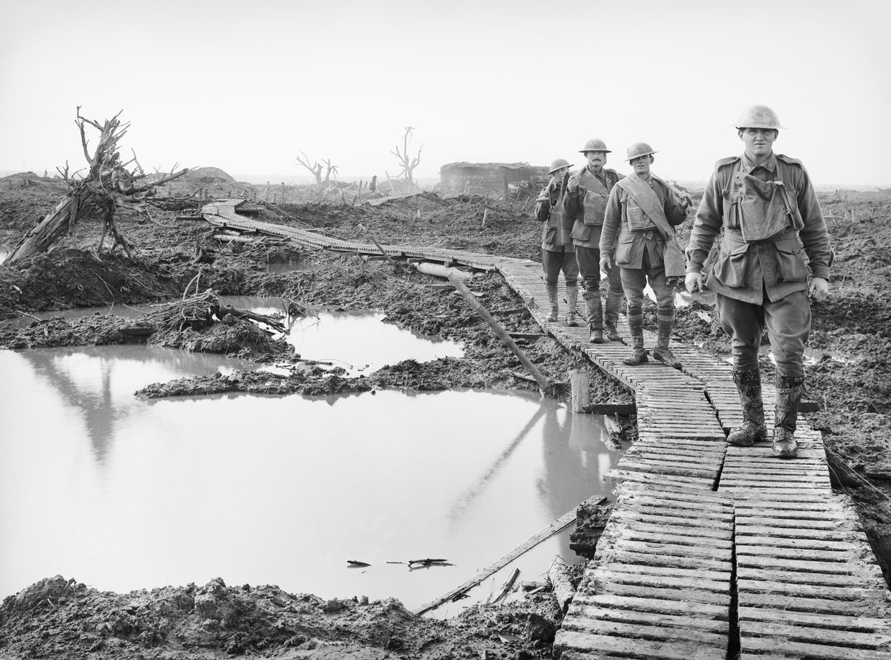 Quatro soldados australianos caminhando ao longo da pista de patinação no Tokio, perto de Zonnebeke, no setor de Ypres, sobre uma parte do país capturada pelos australianos nos combates da Terceira Batalha de Australian Photographer