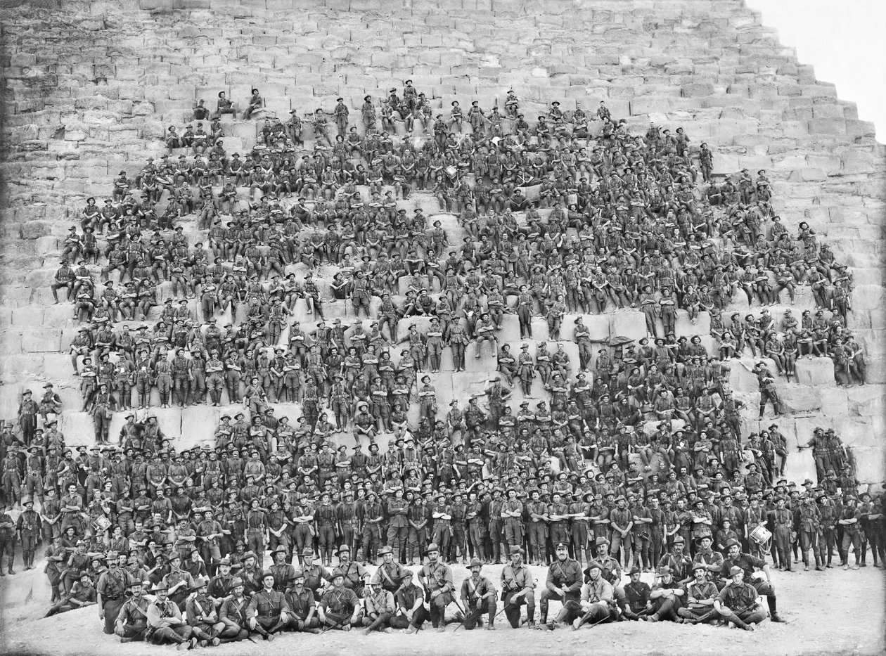 Retrato de grupo de todos os oficiais e homens originais do 11º Batalhão, 3ª Brigada, AIF, 10 de janeiro de 1915 de Australian Photographer