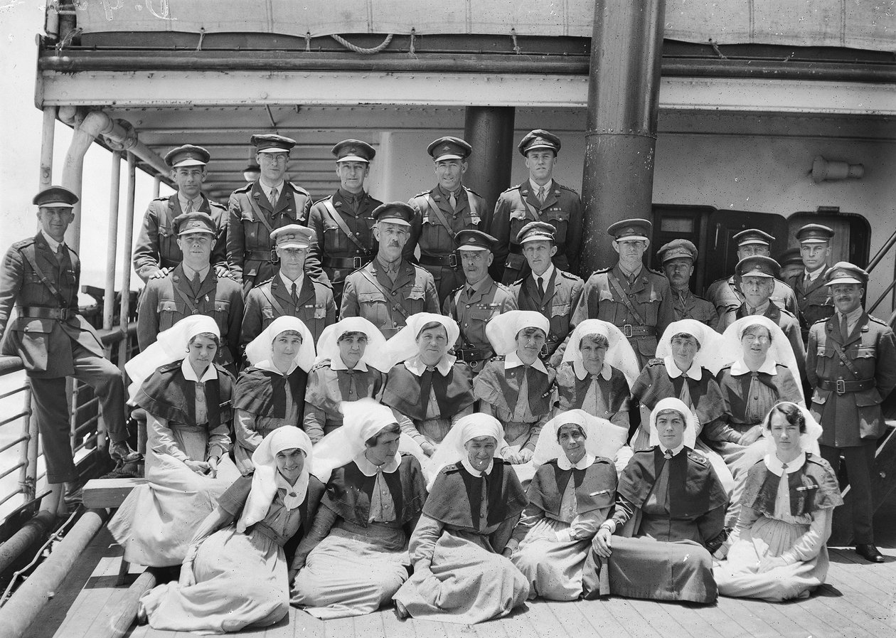Retrato de grupo dos oficiais médicos superiores e da equipe a bordo do HMAT Wahehe, durante a viagem de retorno à Austrália, de setembro de 1919 a outubro de 1919 de Australian Photographer