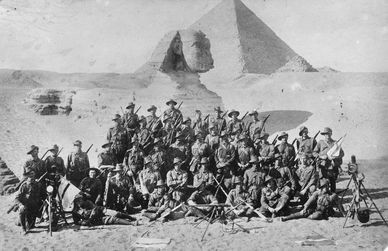 Retrato informal do grupo de uma escola de sinal australiana da infantaria na frente da esfinge e da pirâmide. O equipamento de sinalização está em primeiro plano, c.1915 de Australian Photographer