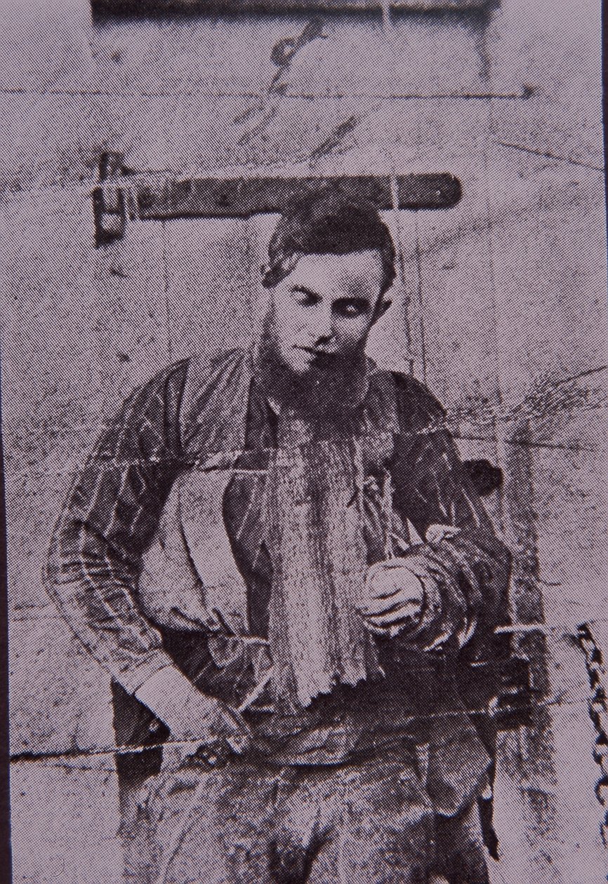 Joe Byrne, membro da quadrilha Kelly Gang, enforcado após a morte, 29 de junho de 1880 (foto a p/b) de Australian Photographer