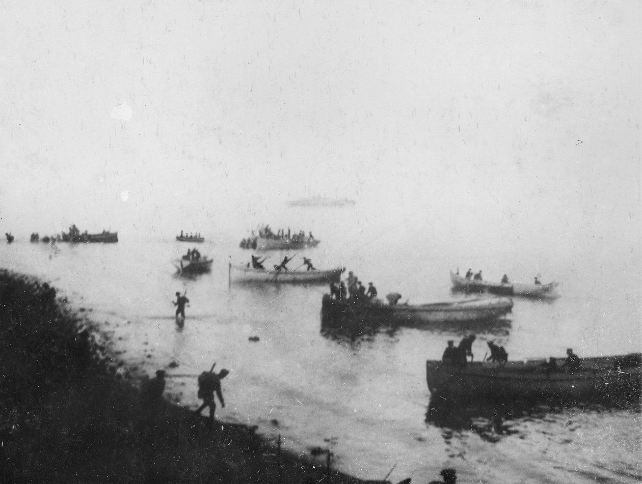 Desembarque em Anzac Cove, c. 1915 de Australian Photographer
