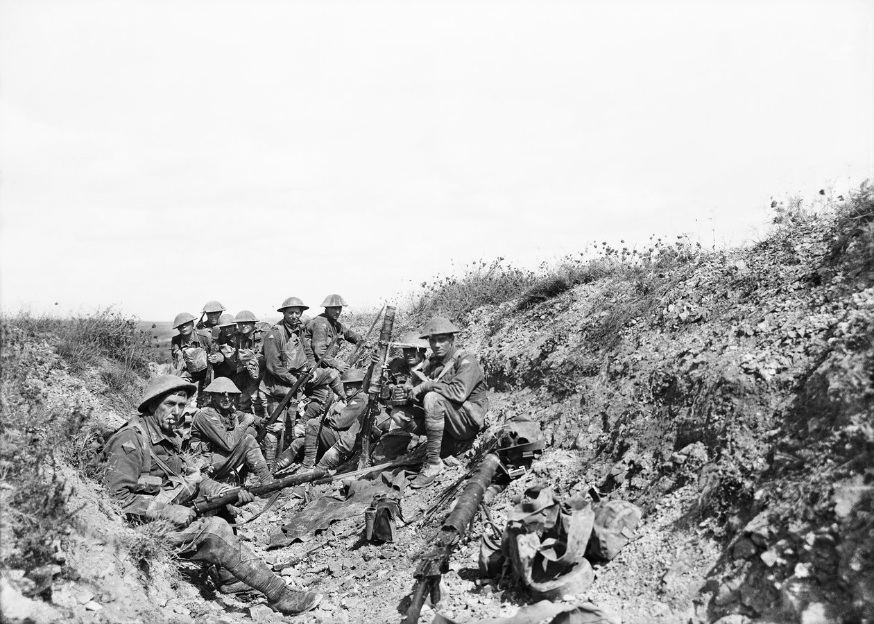 Tenente AV Sedgwick MC e alguns de seu grupo do 24º Batalhão, aguardando o levantamento da barragem de artilharia em Mont St Quentin, fotografados alguns minutos antes de sair da trincheira de Australian Photographer