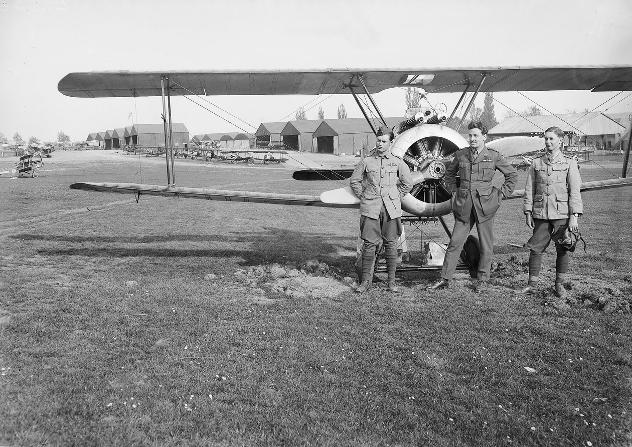 Os tenentes Jack Henry Weingarth (esquerda), Roy George Smallwood (centro) e Vincent George Sheppard, do Esquadrão nº 4, Australian Flying Corps, em frente a um dos Squadrons Sopwith Camel de Australian Photographer