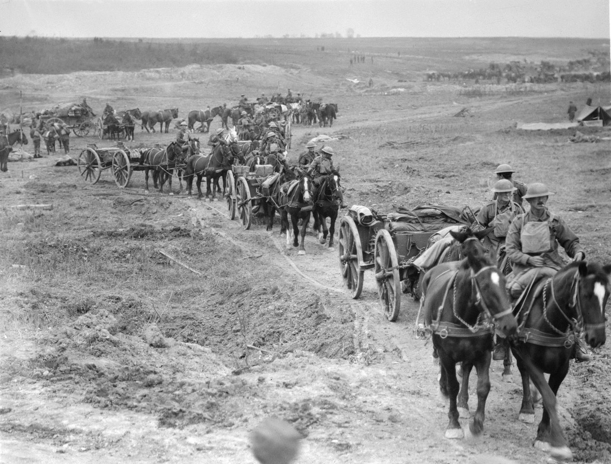 Limbers da 6ª Brigada de Artilharia de Campo Australiana trazendo munição para as armas através da Linha Hindenburg perto de Bellicourt, 4 de outubro de 1918 de Australian Photographer
