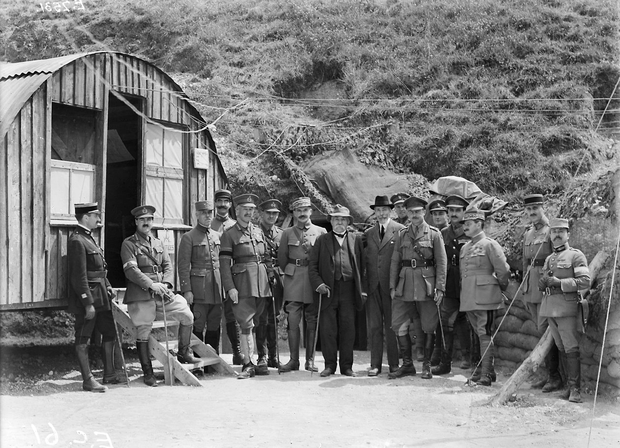 M. Georges Benjamin Clemenceau, o primeiro-ministro francês, visitando a 4ª Divisão, uma visita única à frente australiana, em 7 de julho de 1918 de Australian Photographer