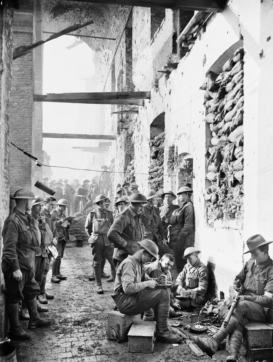 Membros do 2º Batalhão de Infantaria Australiano fora de seus tiros no Quartel de Cavalaria em Ypres, 1º de novembro de 1917 de Australian Photographer