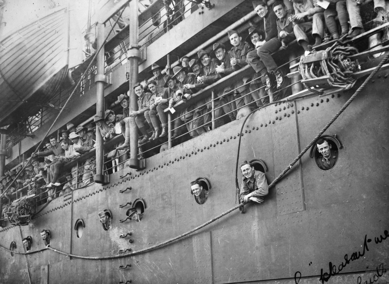 Membros do Corpo de Vôo Australiano ao longo do convés da Tropa Kaiser-I-Hind que estava trazendo-os de volta para a Austrália, Adelaide, Austrália do Sul, 14 de junho de 1919 de Australian Photographer