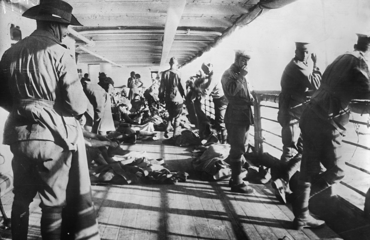 Homens do 3º Batalhão relaxando no convés do transporte SS Derfflinger pouco antes do toque de alvorada na manhã antes do desembarque em Anzac Cove, 24 de abril de 1915 de Australian Photographer