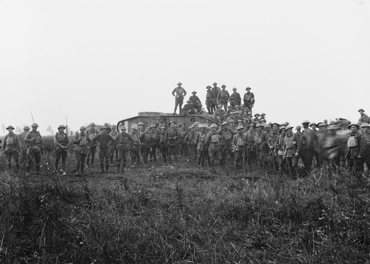 Retrato de grupo ao ar livre de uma tripulação de tanques e alguns membros da 5ª Brigada Australiana de Infantaria, 8 de agosto de 1918 de Australian Photographer