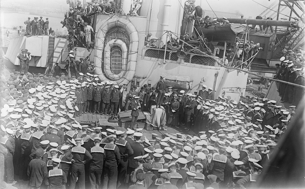 Multidão de marinheiros em torno do primeiro-ministro australiano, o Hon William Morris (Billy) Hughes, enquanto se dirige a eles no convés da HMAS Austrália, no estaleiro de Devon, Inglaterra, em 21 de maio de 1916 de Australian Photographer