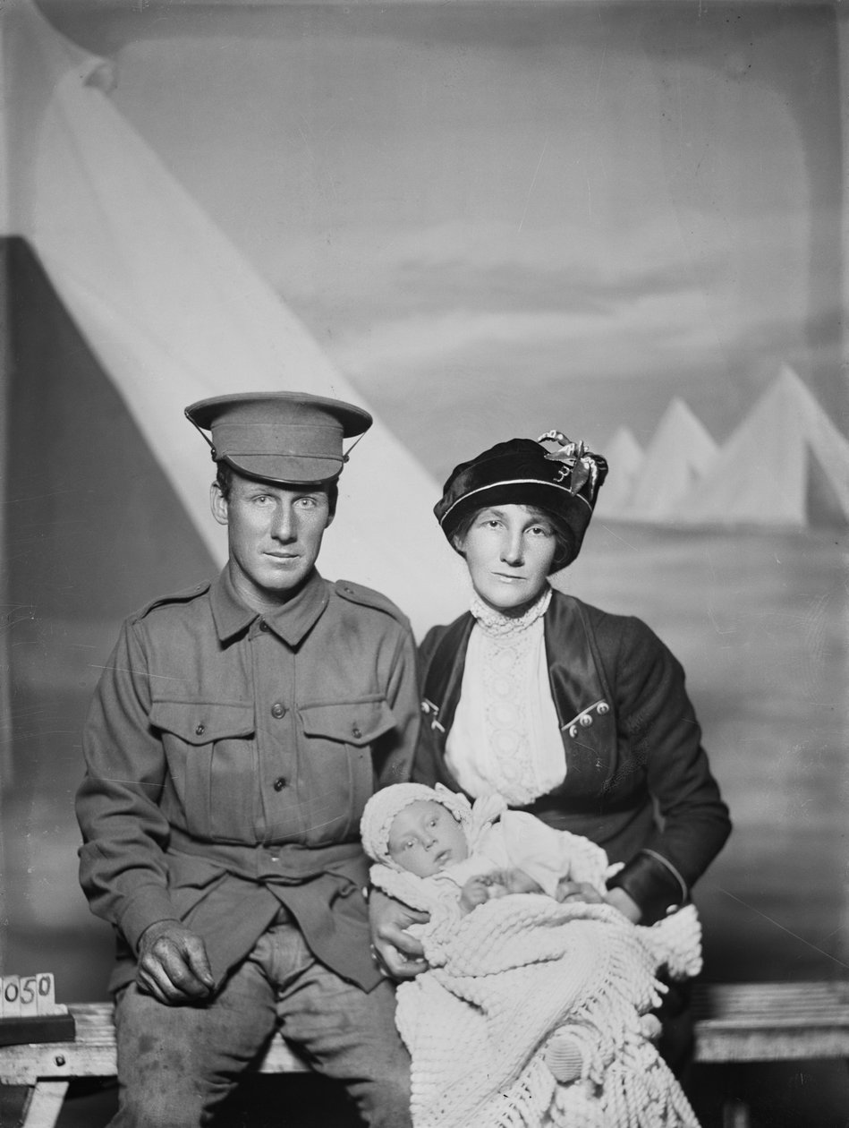 Retrato de estúdio de 1159 Privado (Pte) George Beamish Swanton, 24º Batalhão Australiano, de Werribee, Victoria, com sua esposa Nellie e jovem bebê, Joan Helen, c. Maio de 1915 de Australian Photographer