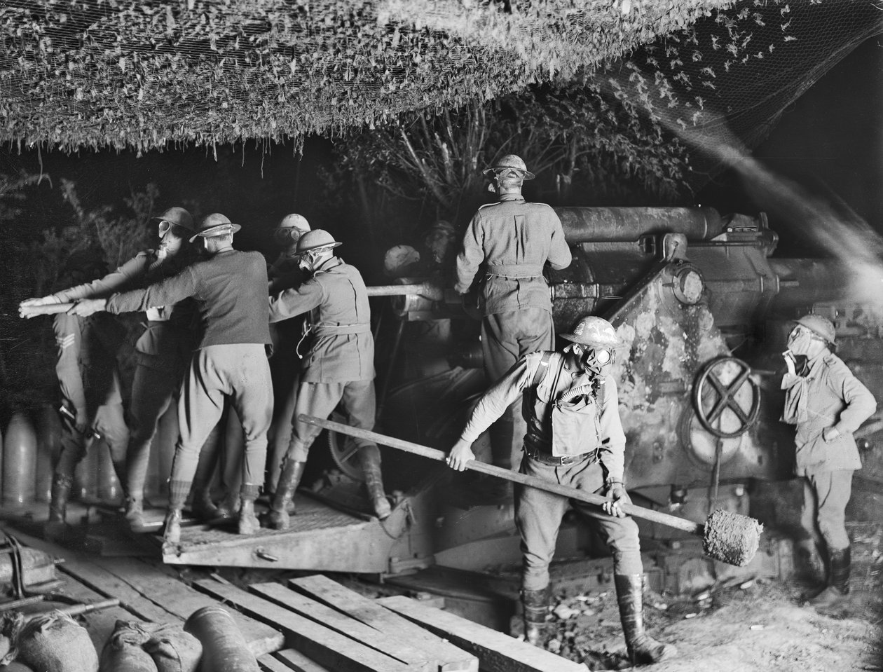 A segunda Bateria de Cerco Australiana (55ª Bateria de Artilharia de Cerco Australiana) trabalhando em um Howitzer de 9,2 polegadas em suas máscaras de gás durante um ataque em Voormezeele, 15 de setembro de 1917 de Australian Photographer