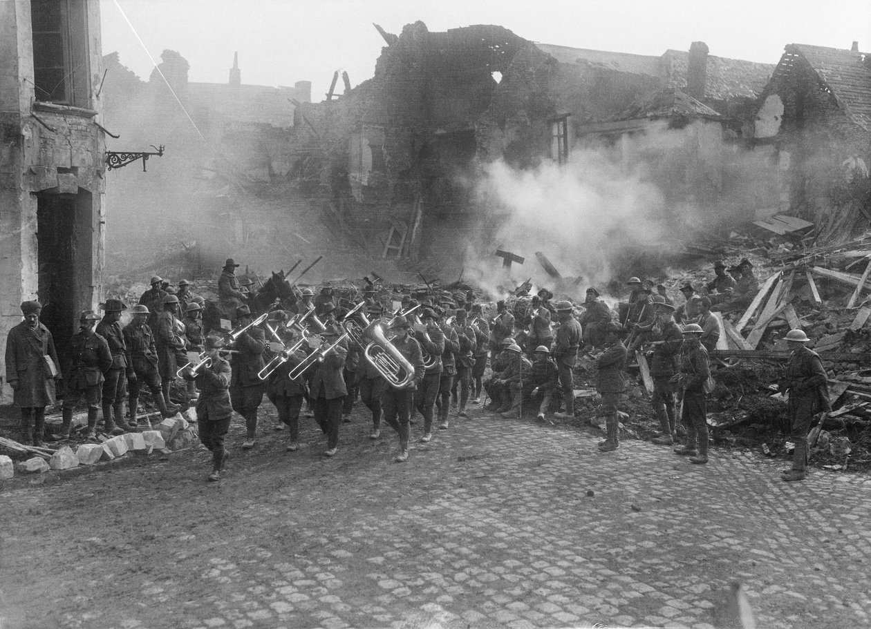 A Banda da 5ª Brigada de Infantaria Australiana, liderada pelo Capitão Sargento A Peagam do 19º Batalhão, passando pela Grande Praça (Praça da Cidade) de Bapaume, tocando o Victoria March, Bapau de Australian Photographer