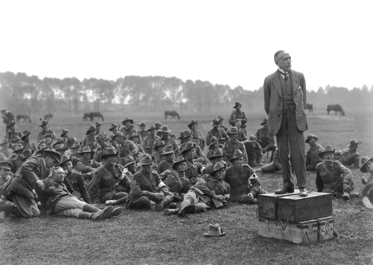 O Honorável William Morris (Billy) Hughes, de pé sobre uma plataforma composta de quatro caixas de munição, dirigindo-se a uma reunião da 5a. Ambulância Australiana, perto de La Motte, cerca de um quilo. de Australian Photographer