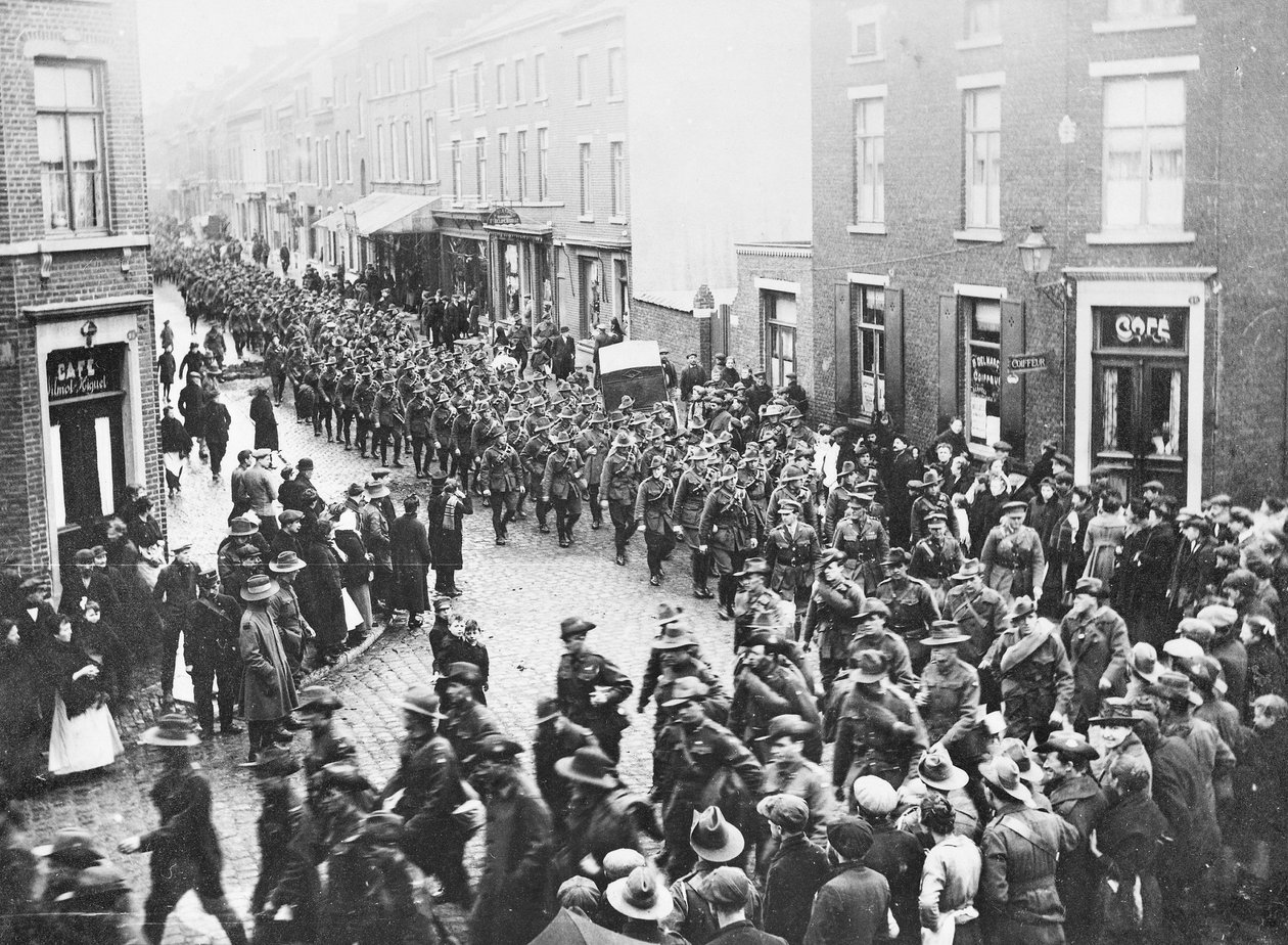 A última cota da 1ª Divisão de Artilharia, AIF, deixando a cidade para entrar em Charleroi para começar sua jornada de volta para casa, Chatelineau, Bélgica, 26 de novembro de 1919 de Australian Photographer
