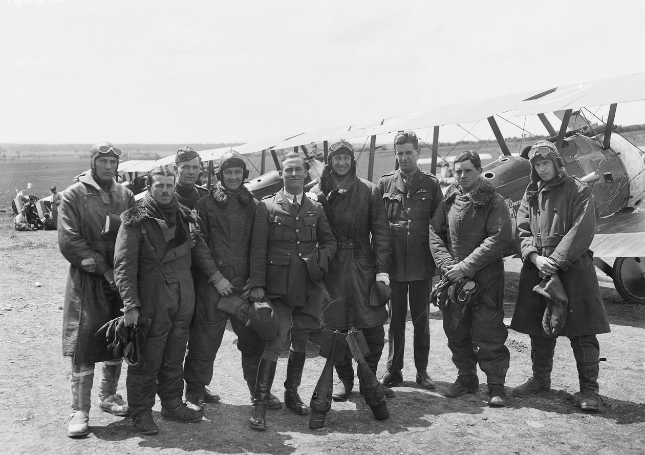 Os oficiais de A Flight, Esquadrão No. 4, Australian Flying Corps (AFC), em pleno vôo na frente da fila de aeronaves Sopwith Camel, 16 de junho de 1918 de Australian Photographer