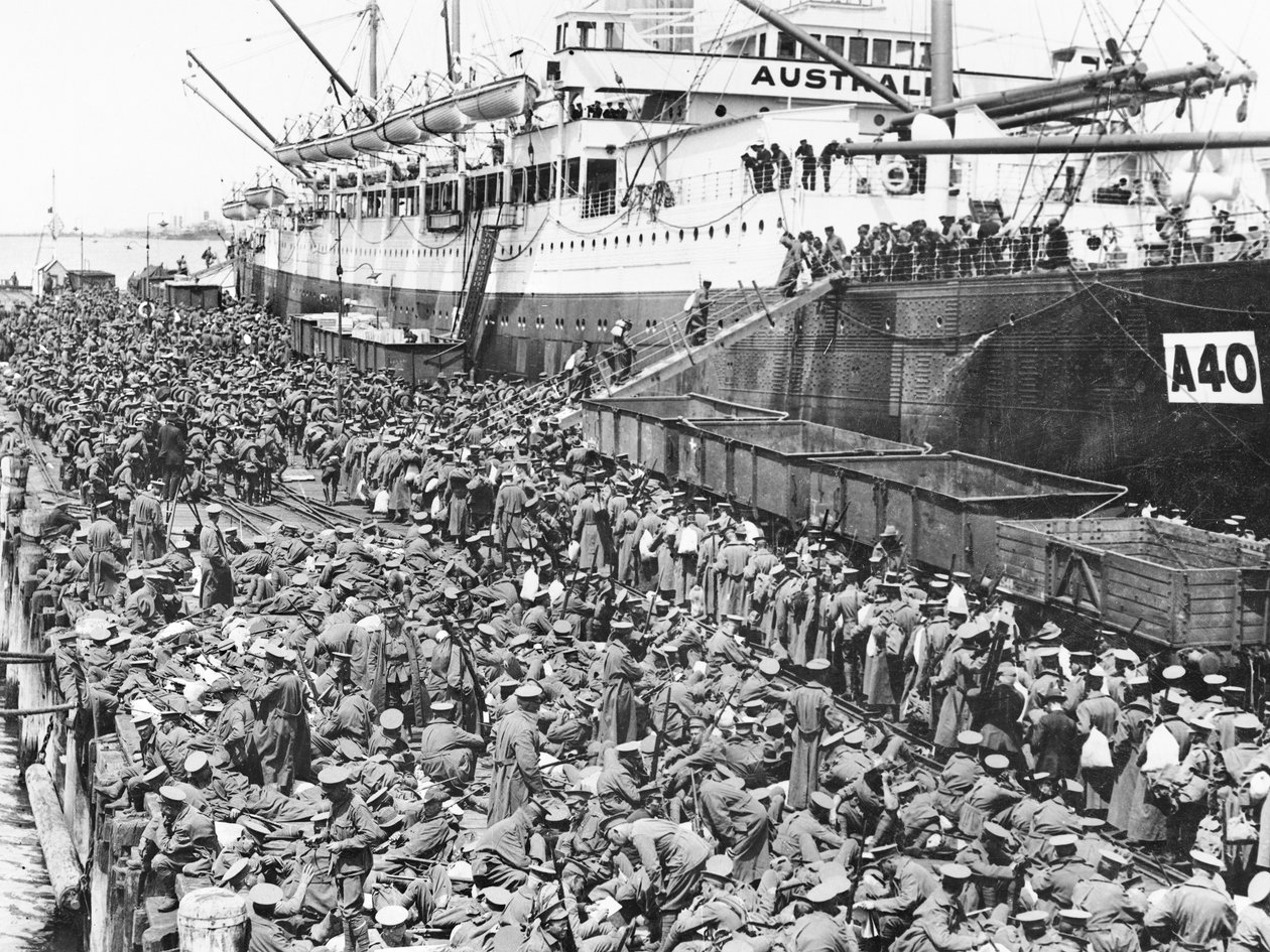 Tropas embarcando em Port Melbourne na A40 HMAT Ceramic, 1915 de Australian Photographer