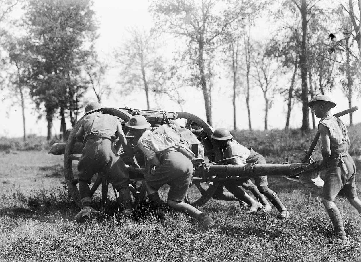 Membros não identificados da 7ª Brigada, Artilharia de Campo Australiana puxando uma de suas armas para perto de Gressaire Wood, para ajudar no ataque da 9ª Brigada de Infantaria perto de Bray-sur-Somme, 22 de agosto de Australian Photographer