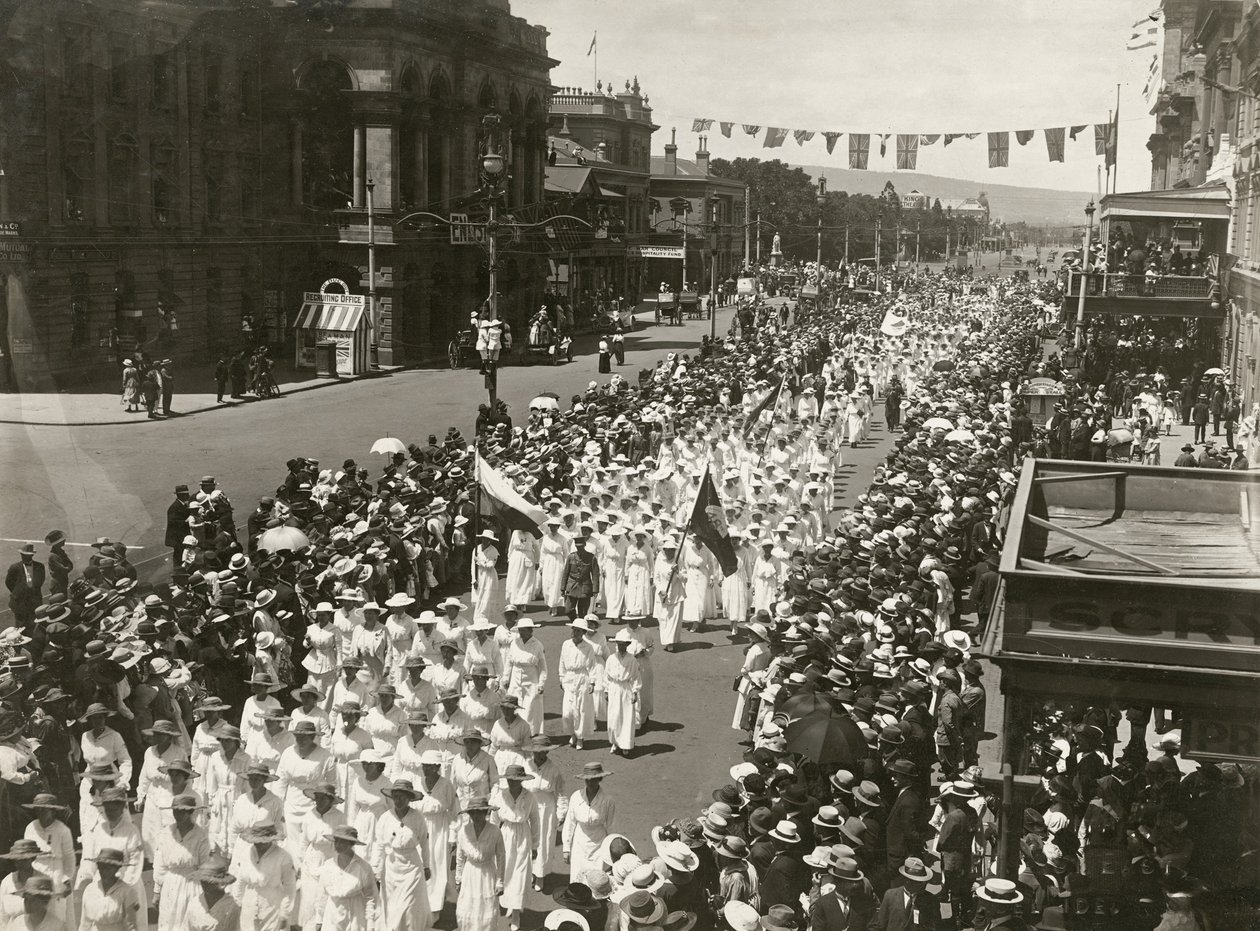 Mulheres, segurando, um, dia paz, março, ao longo, rei, william, rua, adelaide, austrália sul, novembro, 1918 de Australian Photographer
