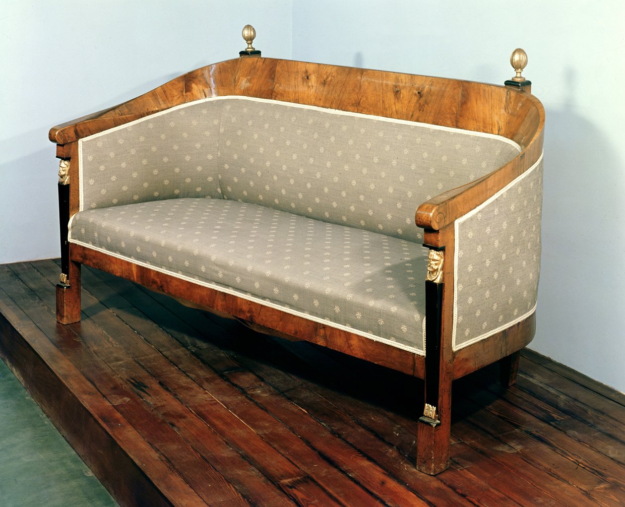 Sofá, estilo Biedermeier, c.1820 (fruitwood com decoração de ébano e dourado) de Austrian School