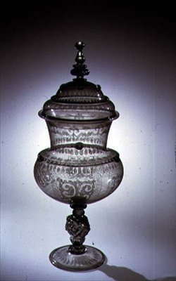 Cálice de estilo veneziano com tampa, gravura em ponto de diamante e douradura, Innsbruck, c.1580 (vidro) de Austrian School