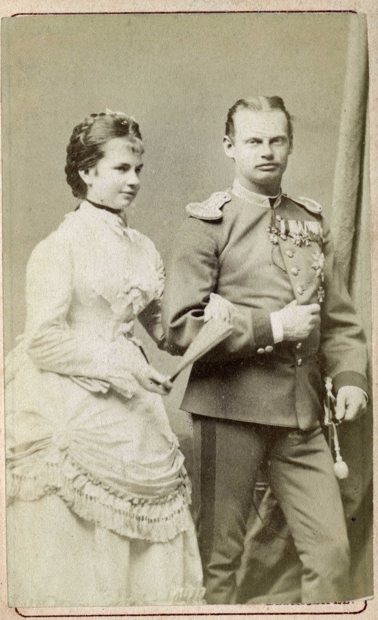 Retrato de Gisele Louise Marie, arquiduquesa da Áustria e princesa de Baviere (1856-1932) com o príncipe Leopoldo de Baviere (1846-1930). Colecção de fotografias "Aos soldados de outrora". de Austrian Photographer