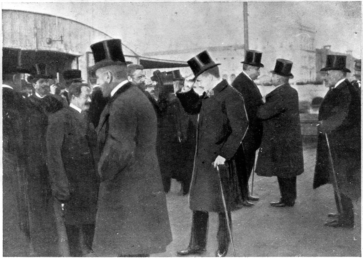 Cena do assassinato do arquiduque Franz Ferdinand e sua esposa Sophie, duquesa de Hohenberg, 1914 de Austrian Photographer