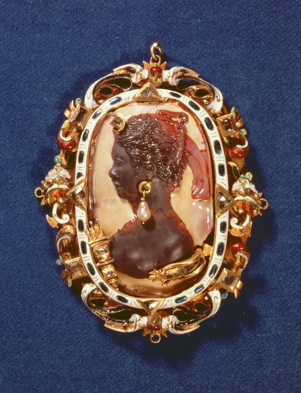 Cameo com o perfil da cabeça da deusa Diana, com um brinco de pérola, a moldura dourada decorada com pedras semipreciosas e esmalte branco e azul de Austrian School