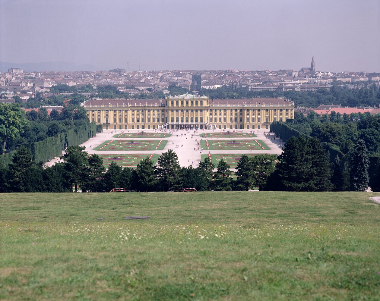 Palácio de Schonbrunn, concluído em 1711 de Austrian School