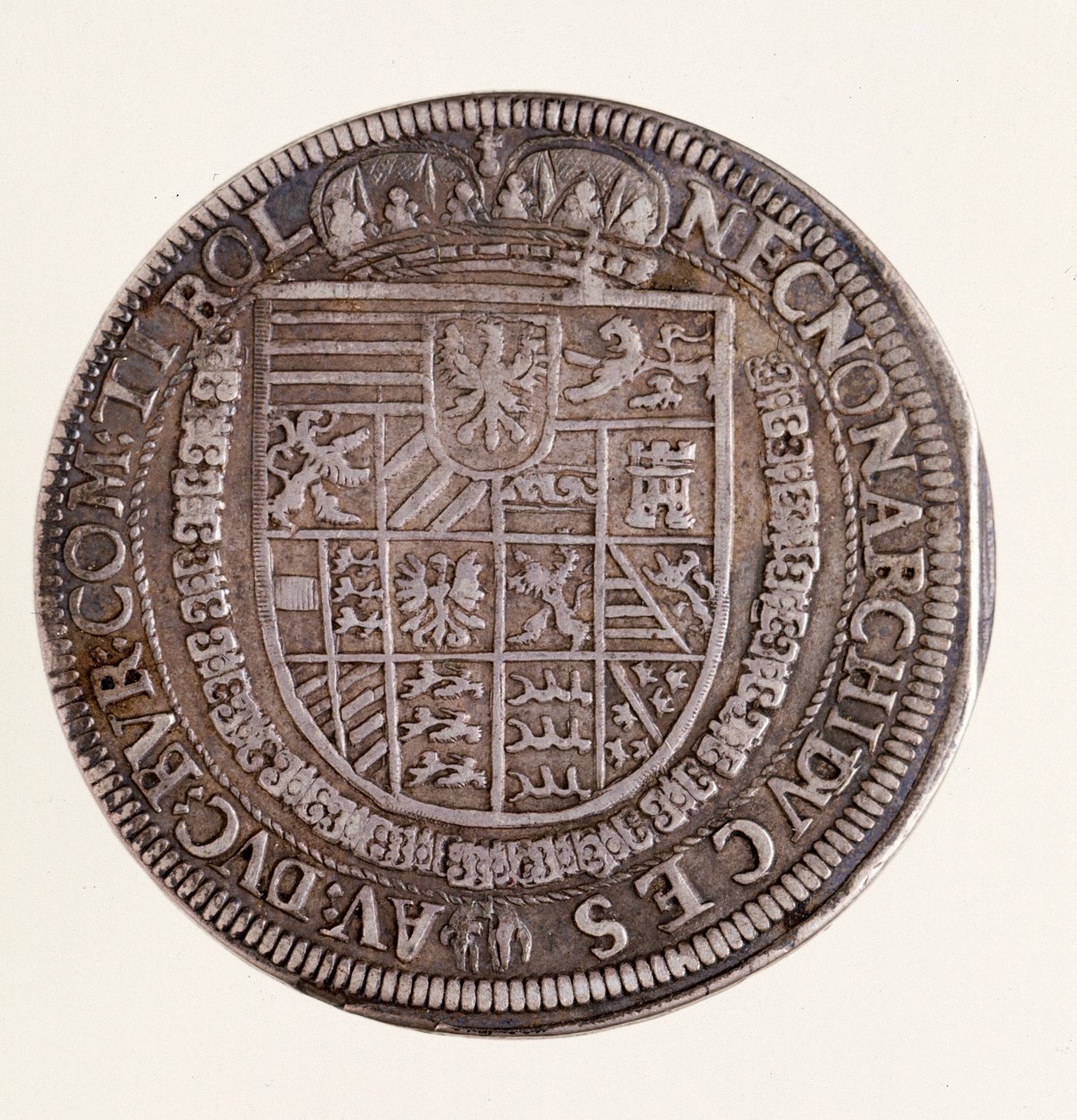Moeda de prata (thaler) do Tirol: reinado do imperador Rudolf II (Rodolphe II) (1552-1612). Diam. 4 cm Nápoles, museo archeologico nazionale de Austrian School