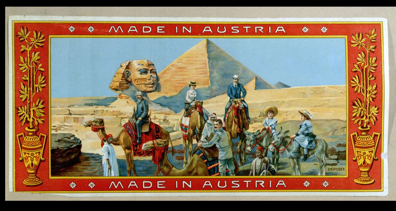 Turistas nas pirâmides do Egito, etiqueta de uma caixa de fez, c.1914 de Austrian School