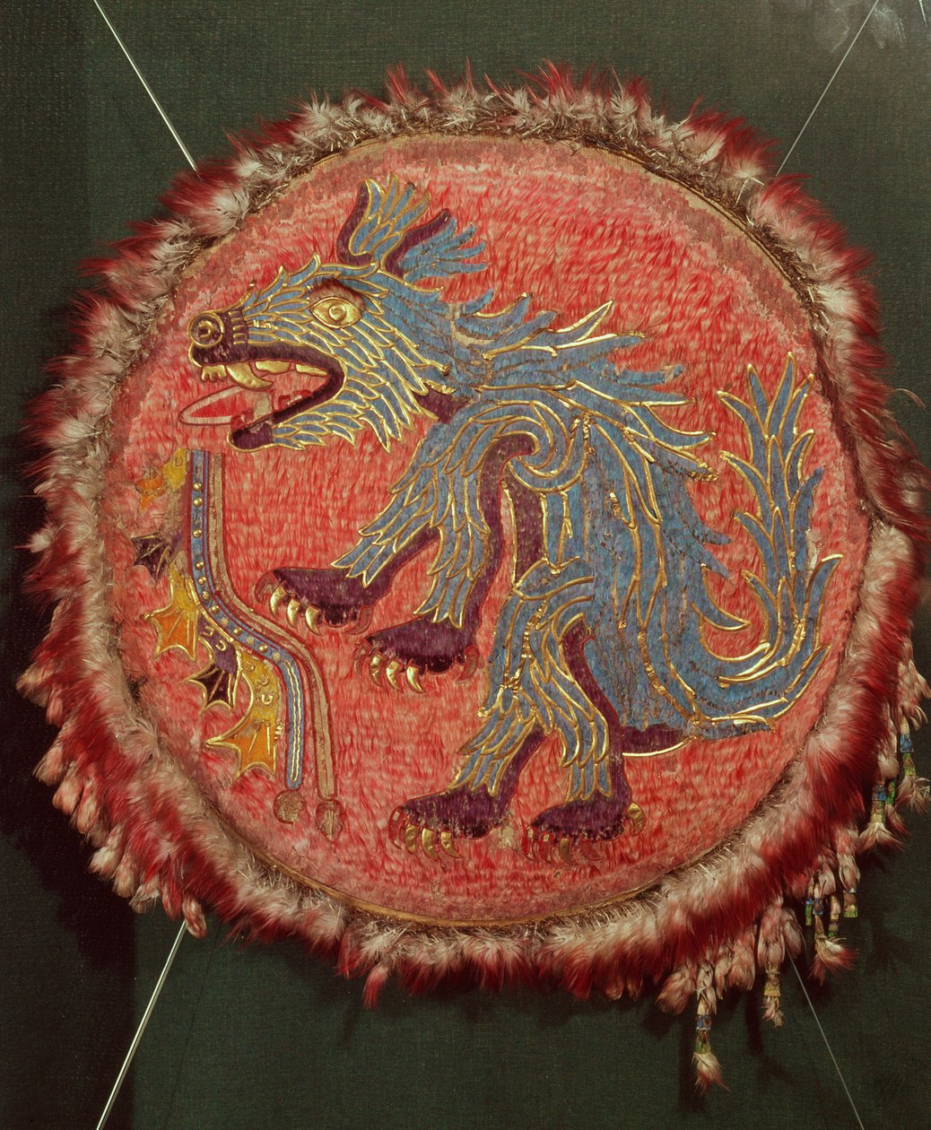 Escudo, c.1500 (penas, folha de ouro, papel de agave, couro e junco) de Aztec