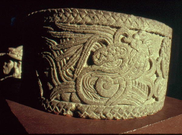 Urna com serpente emplumada de Aztec
