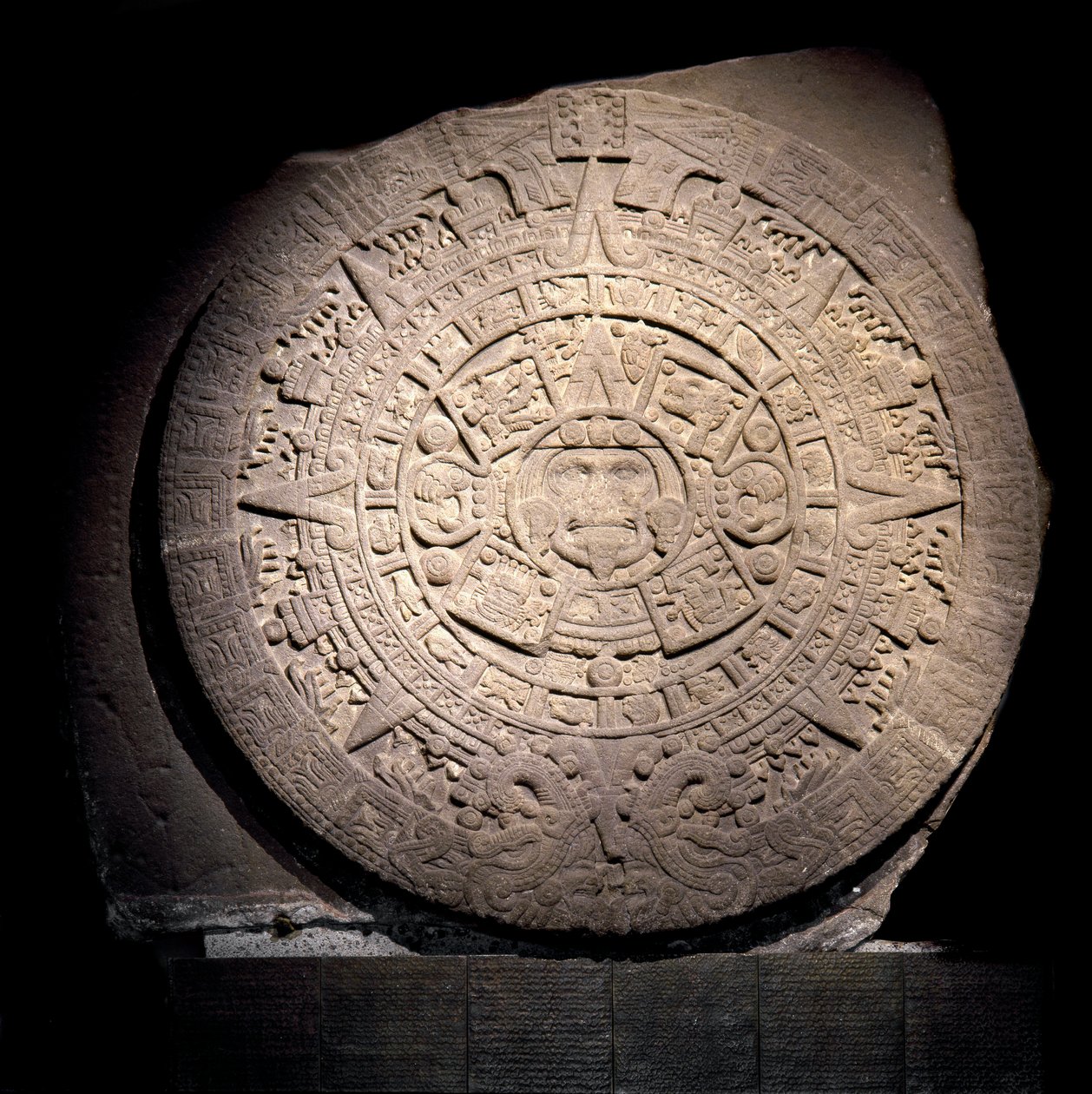 Civilização pré-colombiana: o calendário asteca (Pedra do Sol): disco de pedra de 3 m de diâmetro representando o calendário asteca e a cosmogonia, Au centre est representa o divinite do Sol Tonatiuh, vindo de Tenochtitlan - Cidade do México, museu naciona de Aztec Aztec